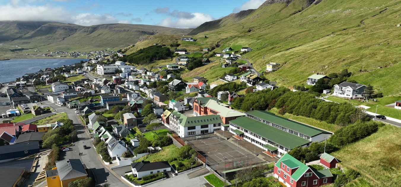 Tvøroyrar Skúli -Lærarastørv leys at søkja